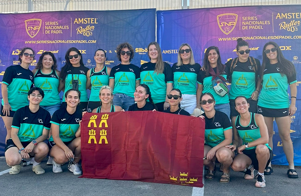 El equipo de pádel femenino del Club de Tenis, subcampeón en el Máster Internacional 500 “Calderona Wellness”